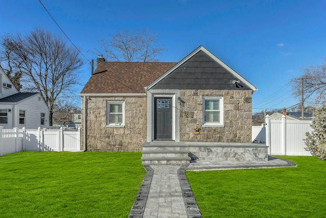 view of front of house featuring a front yard