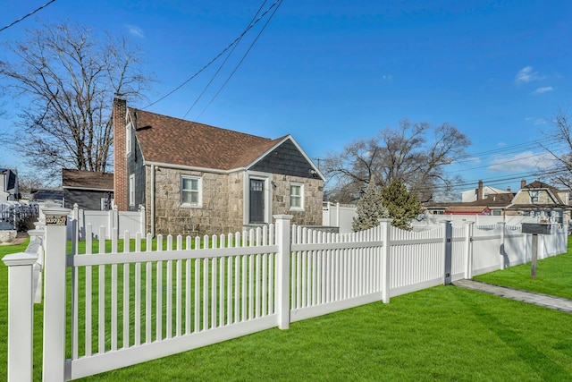 view of front facade featuring a front yard