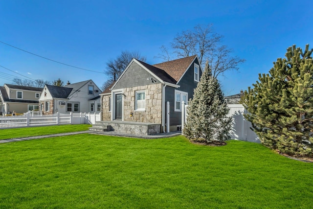 view of front of house featuring a front lawn