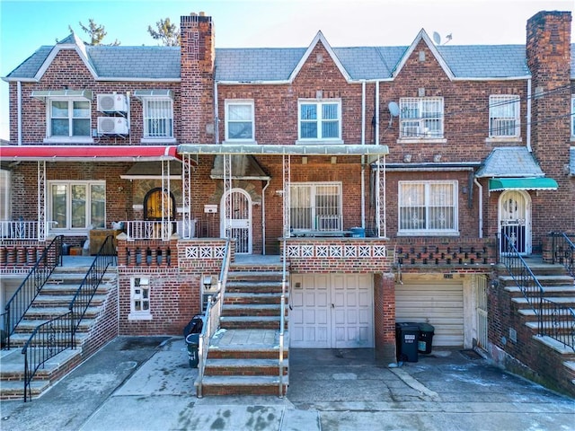 townhome / multi-family property featuring a garage