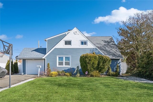 view of front facade featuring a front lawn, roof with shingles, an attached garage, and aphalt driveway