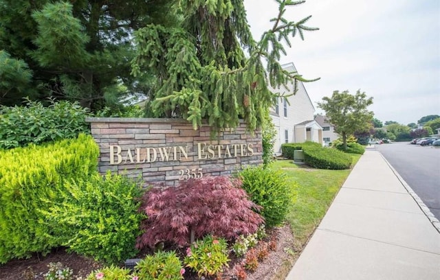 view of community / neighborhood sign