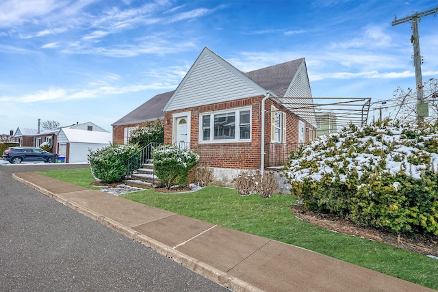 view of front facade with a front yard