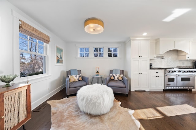 sitting room with dark wood-type flooring, recessed lighting, visible vents, and baseboards