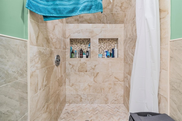 bathroom featuring a shower with shower curtain