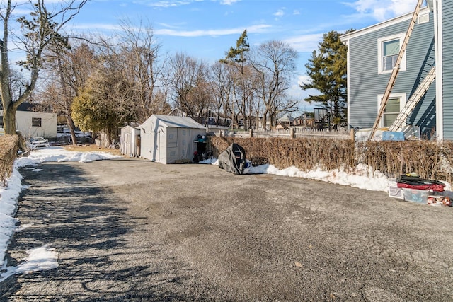 view of yard with a storage unit