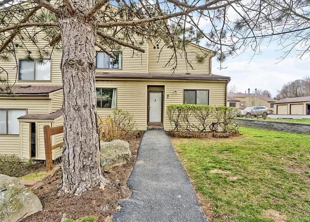 view of front of home featuring a front yard