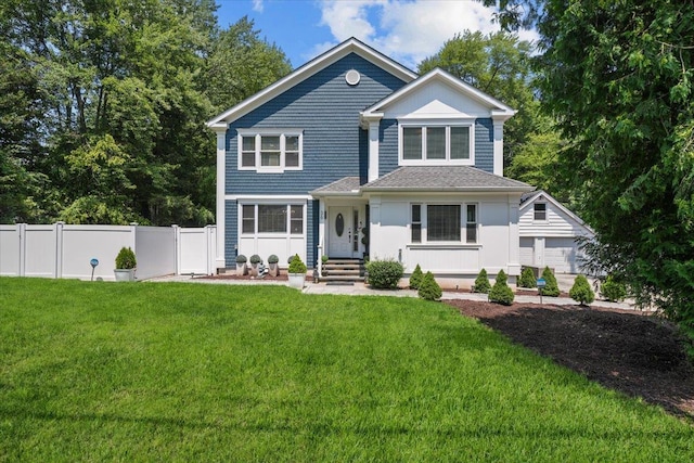 view of front of house featuring fence and a front lawn