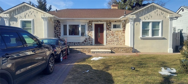 view of front facade with a front yard