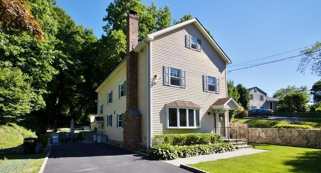 view of front of home featuring a front lawn