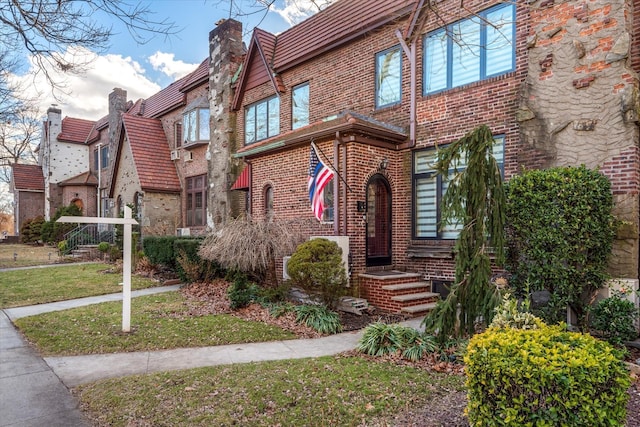 view of front facade with a front lawn