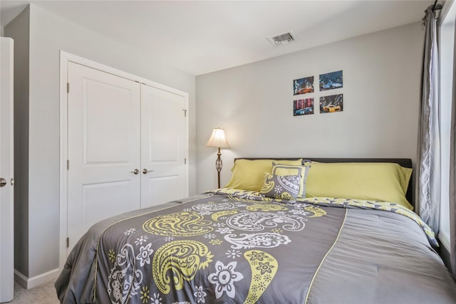 bedroom featuring carpet floors, baseboards, visible vents, and a closet