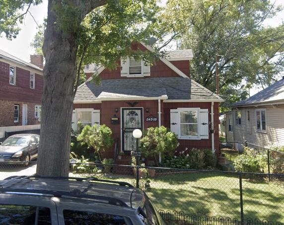 view of front of property featuring a front lawn