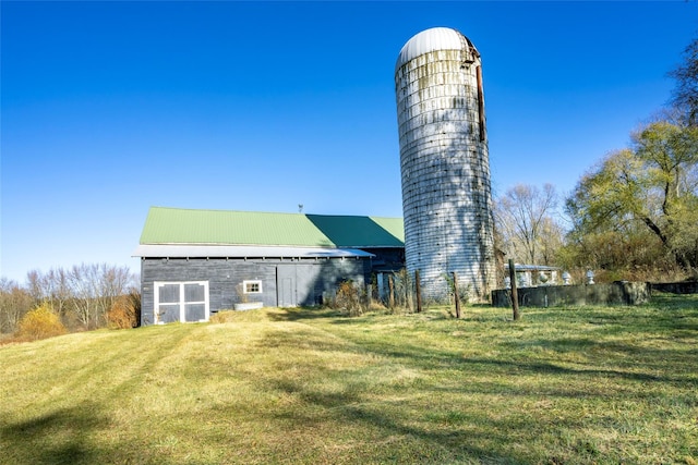 view of yard featuring an outdoor structure