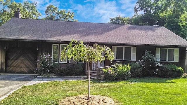 view of front facade featuring a garage and a front lawn