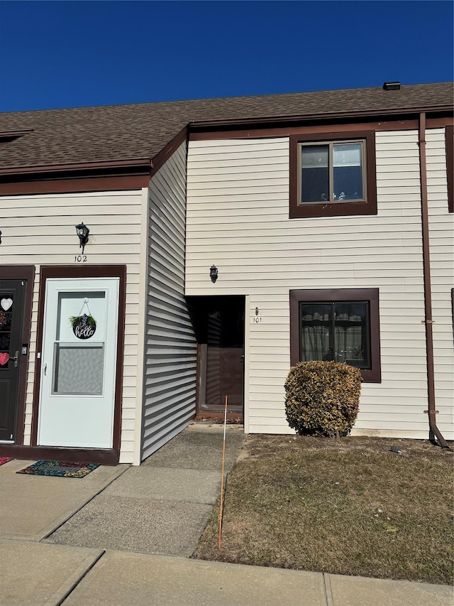 view of front of property featuring a front lawn