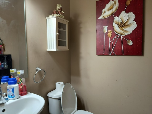 bathroom featuring toilet and sink