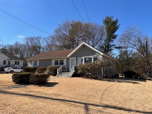 single story home with a front yard