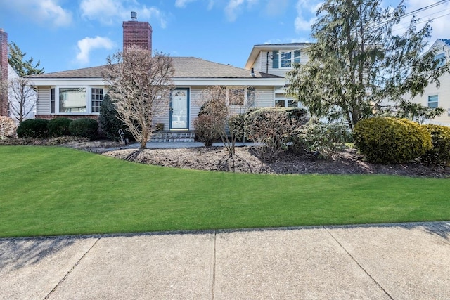 view of front of home featuring a front lawn