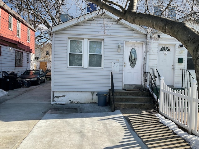 view of front facade with entry steps and driveway