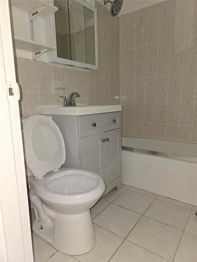 87-70 173rd St Unit 4N, Jamaica, NY 11432 - full bath with shower / tub combination, toilet, tile patterned flooring, tile walls, and decorative backsplash