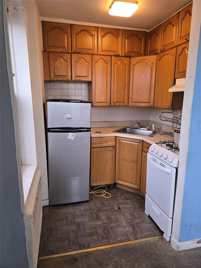 87-70 173rd St Unit 4N, Jamaica, NY 11432 - kitchen featuring tasteful backsplash, freestanding refrigerator, white gas range, light countertops, and a sink