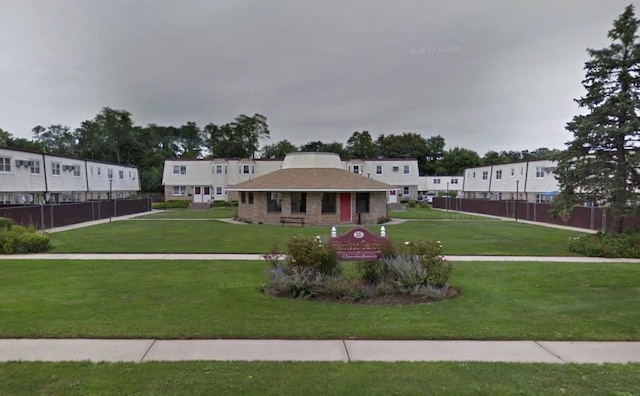 view of front of house featuring a front yard