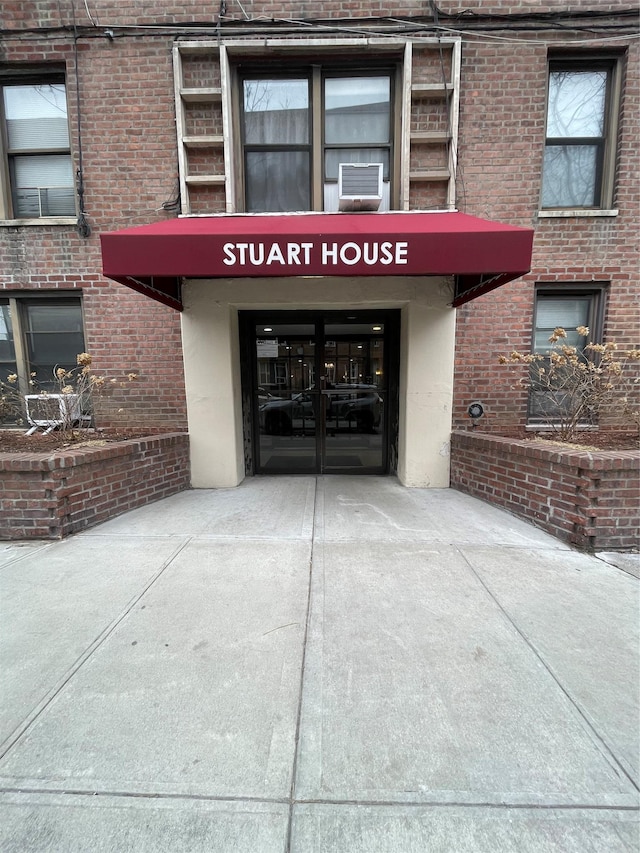 property entrance with driveway