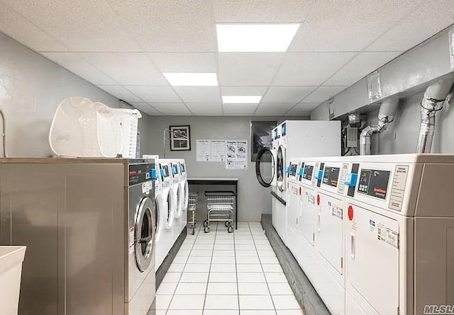 washroom featuring light tile patterned floors and independent washer and dryer