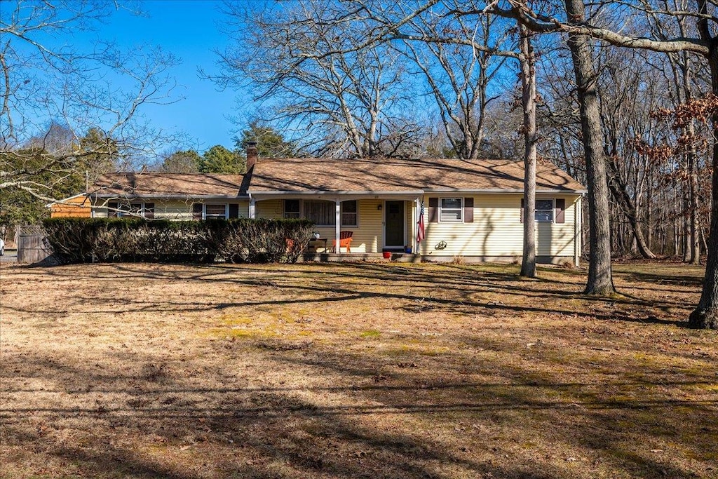 view of front of property featuring a front yard