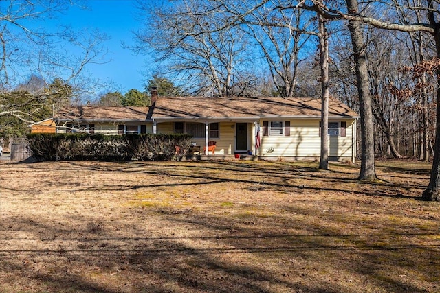 view of front of property featuring a front yard