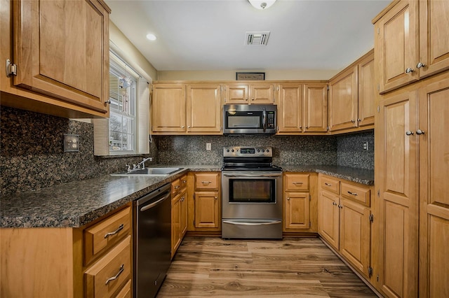 kitchen featuring light wood-style flooring, a sink, visible vents, stainless steel electric range oven, and dishwasher