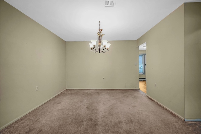 unfurnished room featuring baseboards, visible vents, carpet flooring, and an inviting chandelier