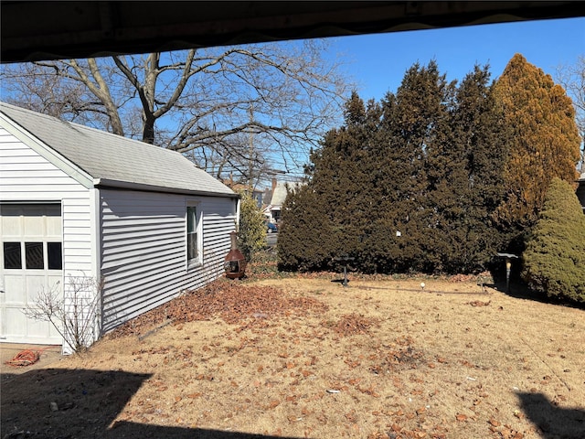 view of yard featuring an outdoor structure