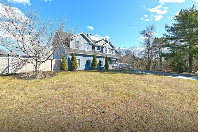 view of front of property featuring a front lawn