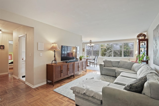 living area featuring a notable chandelier and baseboards