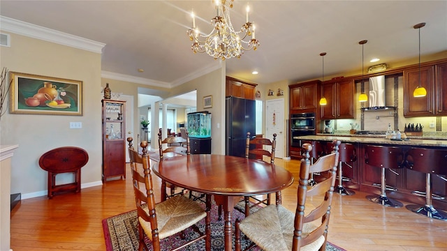 dining area with visible vents, ornamental molding, light wood-style flooring, and baseboards