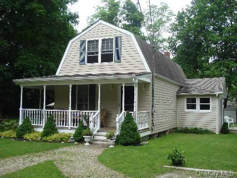 view of front of house with a porch and a front yard