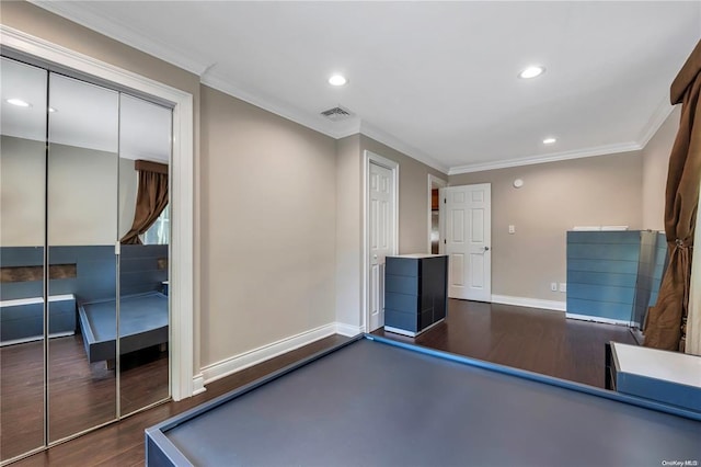 playroom with baseboards, recessed lighting, visible vents, and crown molding