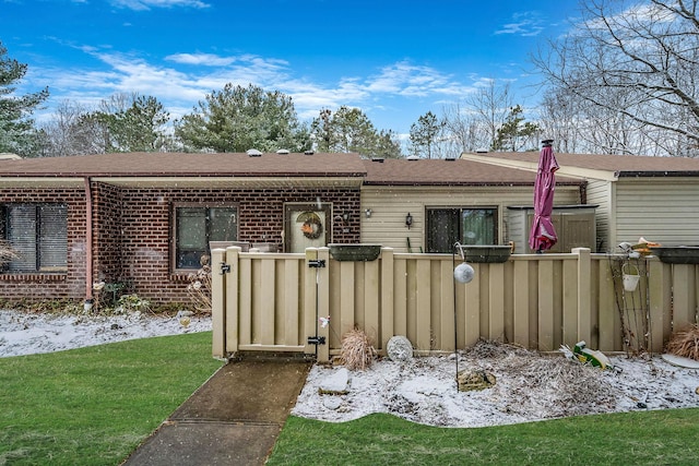 view of front of home featuring a front yard