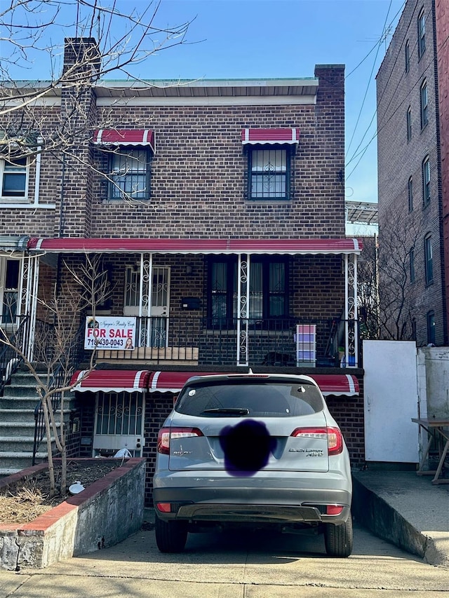 view of front facade featuring brick siding