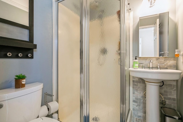 full bathroom featuring tasteful backsplash, a stall shower, and toilet