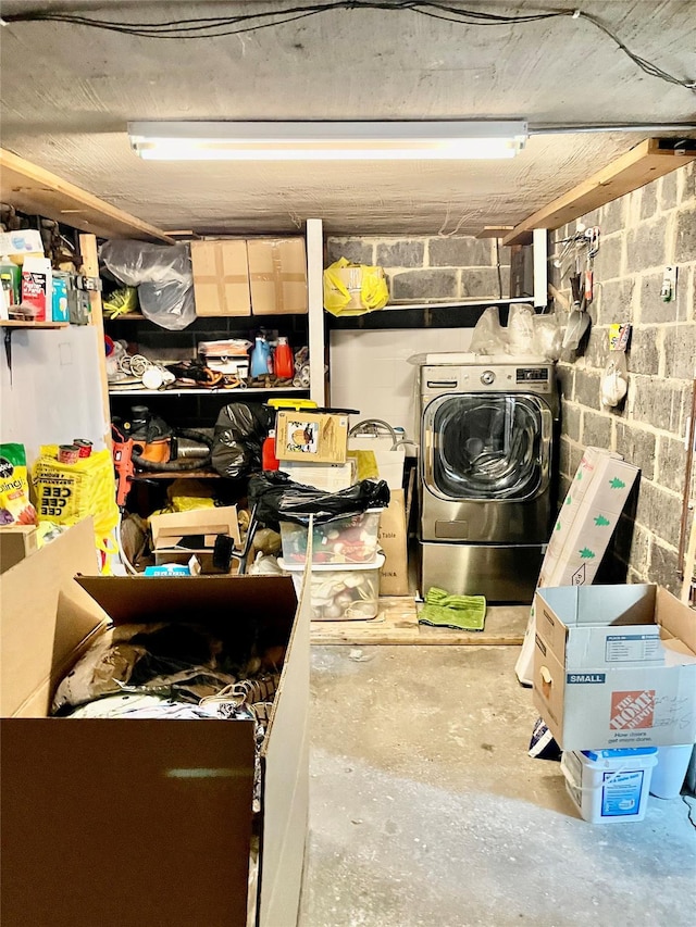 storage room with washer / dryer