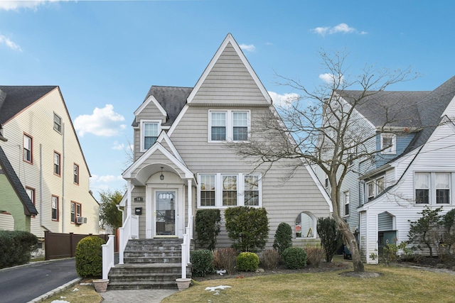 view of front facade with a front yard and fence