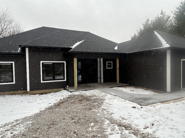 view of front of property with a shingled roof