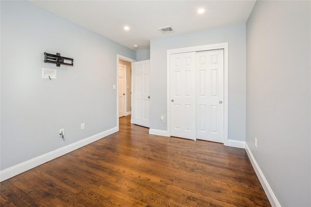 unfurnished bedroom featuring baseboards, visible vents, wood finished floors, and recessed lighting