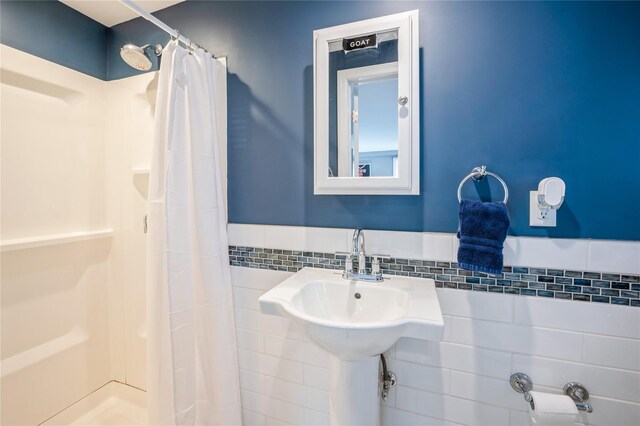 bathroom featuring curtained shower