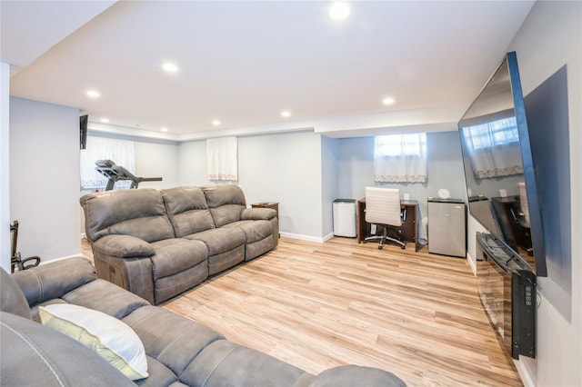 living area featuring light wood-type flooring, baseboards, and recessed lighting