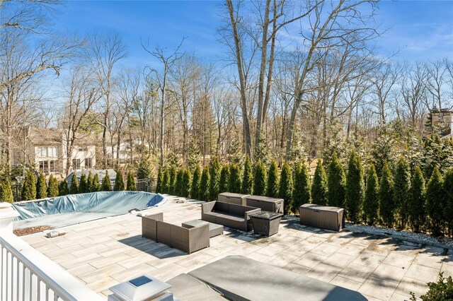 view of swimming pool featuring a covered pool, a hot tub, an outdoor hangout area, and a patio