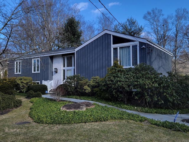 view of front of property featuring a front lawn